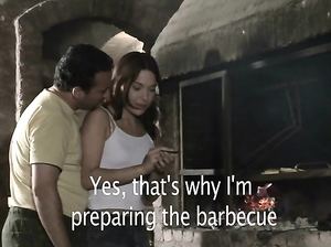 Готовила на кухне а ей полизали пизду и трахнули