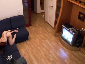 Скрытая камера ловит кобылу за мастурбацией с вибратором