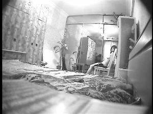 Горячая девчонка выставляет напоказ свои прелести, не подозревая, что ее снимают