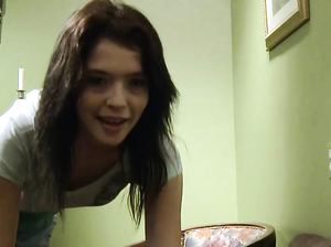 Знойная 18-тилетняя брюнетка отдается своему отцу и глотает его сперму