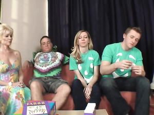 Брат трахается с сестренкой на глазах у родителей