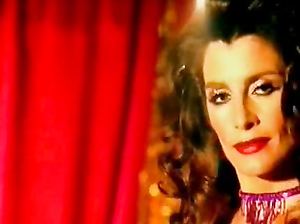 Знойная стриптизерша с классными титьками соблазняет молодого рокера