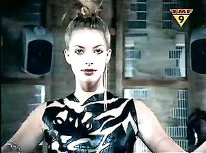 Популярный клип Робби Уильямса без цензуры, где он раздевается догола