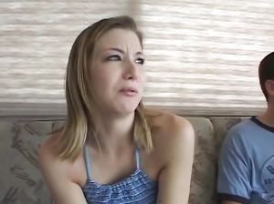 Милашка умело трахнулась в поезде с двумя мужиками