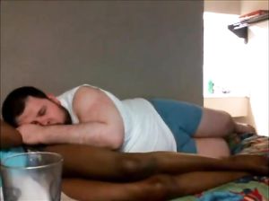 Чернокожая проститутка трахается с пузатым парнем за деньги