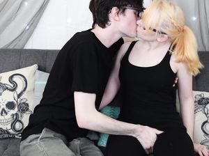 Подружка в очках после минета поскакала на стояке пацана