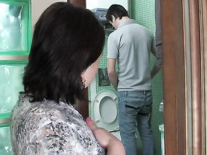 Тетка старая с молодым парнем занялась сексом