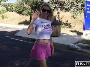 Шалунья обнажается в публичном месте