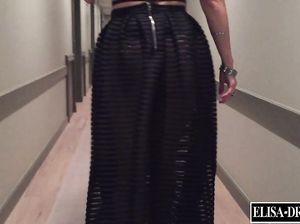 Аппетитная блондинка в отеле позирует голой и долбится как шалава на камеру