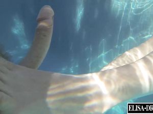 Красивая блондинка дрочит член парня ступнями ног под водой