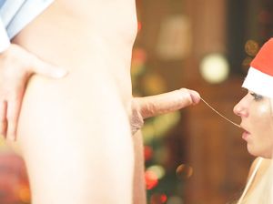 Фраер сливает сперму в ротик телочке в шапке как у снегурочки