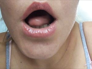 Извращенка показывает свой большой разработанный рот