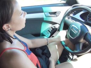 Мастурбация в автомобиле после пляжа и унижения мужа