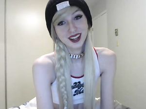 Транс блондинка мастурбирует в чате