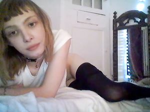 Рыжая девка транс показала свои яйца и член