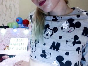 Шейла с членом обсасывает резиновые секс игрушки