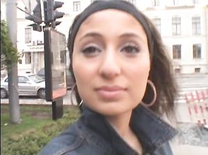 Армянка Варда трахается за деньги с иностранным пикапером