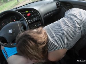 Случайный минет от русской давалки в машине