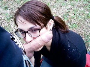 Одетая девка на природе сосет фаллос половому партнеру и глотает сперму