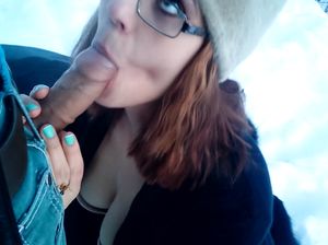 Горячая девочка на морозе снимает трусики и ебется от первого лица