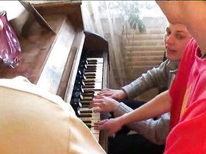 Учительница музыки отдается толпе парней в домашнем групповом сексе