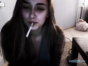 Курящая вебкам модель показывает красивые сиськи в чате