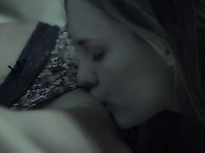 Изящные русские лесбиянки занимаются сексом втроем