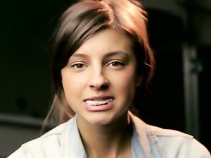 Сучка сняла короткие шортики и хорошенько вздрочнула