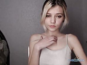 Сладкая блондинка сосет вибратор словно мужской член