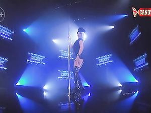 Возбуждающий стриптиз от девушки в высоких сапогах