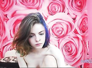 Крашенная малышка показывает узкую пизду на приватной записи