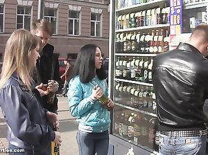 Два русских друга и две телки резвятся в групповом сексе на квартире