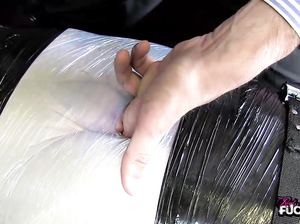 Одинокий извращенец получил заказанную им секс куклу