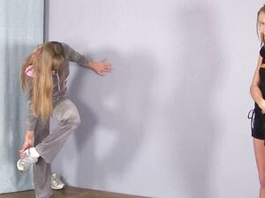 Немного лесбийских игр для укрепления попки