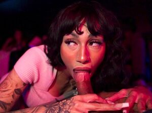 Кино со сценой после титров между ног