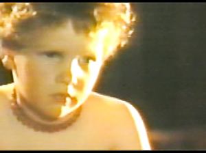 Эротический дебют Джулии Ормонд в фильме 90-тых «Дитя Макона»