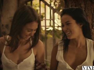 Две страстные цыпочки трахаются с хозяином бассейна