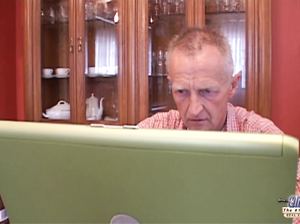 Старичок заказал себе по интернету сексапильную шлюшку