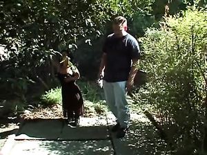 Женщина карлик расплатилась с водителем и его другом сексом