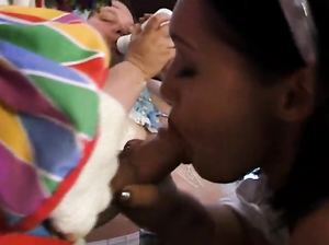 Развратная карлица развлекает гостей на Дне Рождения жирного извращенца