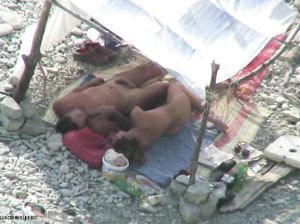 Девчонка отсасывает парню на пляже и думает что никто не видит