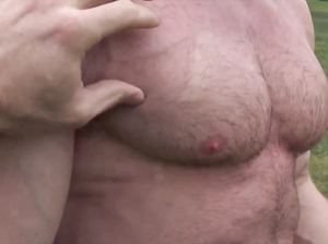 Накаченный парень лихо трахается в очко