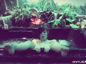 Волны воды в джакузи довели сучку до оргазма