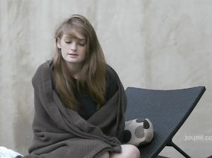 Рыжеволосая сочная самка мастурбирует пизду