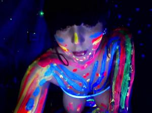 Куколка в светящейся краске мастурбирует в привате