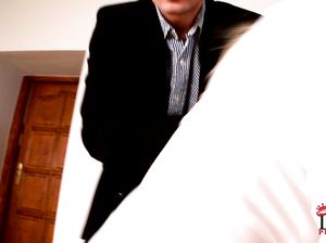 Строгий папашка хорошенько отшлепал доченьку по упругой попке