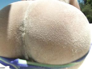 Голая венгерская крошка позирует на безлюдном пляже