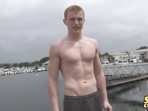 Рыжий парень гей засунул палец в жопу и мастурбирует