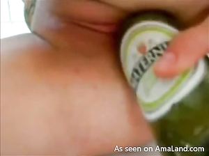 Развратная баба сует в пизду пивную бутылку перед веб камерой