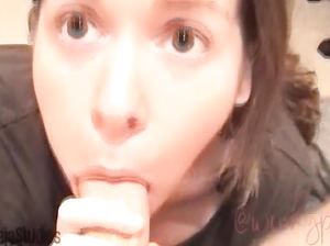 Стеснительной крошке пришлось удовлетворить озабоченного шантажиста